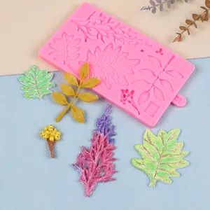 Detailansicht der pinkfarbenen Blatt-Silikonform mit bunten fertigen Pflanzenteilen