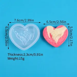Detailansicht der herzförmigen Silikonform mit Händchenhalten, Größe 7,6x6,5cm, 15g