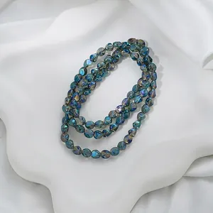 Nahaufnahme von schillernden, unregelmäßig facettierten Kristallglasperlen für Schmuck