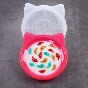 Vista detallada del molde de silicona para gatos y del tapete de alimentación acabado.