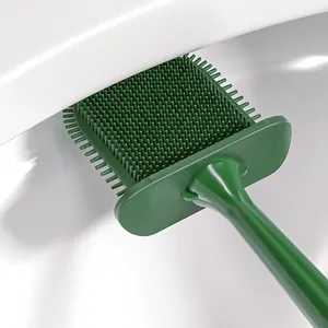 Primer plano del cabezal de silicona verde limpiando el borde del inodoro a fondo.