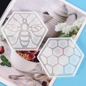 Nahaufnahme von sechseckigen Bienen- und Waben-Silikonformen für DIY-Harzuntersetzer