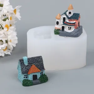 Vista dettagliata dello stampo in silicone con miniature di case e castelli in resina