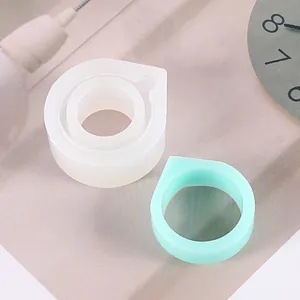 Deux moules à bagues en silicone en forme de goutte pour résine DIY en blanc et menthe