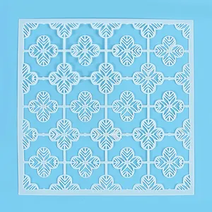 Vue détaillée du pochoir à fleurs géométriques blanches pour la décoration de gâteaux et bricolage