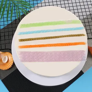 Gedetailleerd overzicht van geweven fondant taartranddecoraties in diverse kleuren