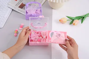 Nahaufnahme einer rosa Schatzkiste für Mädchen mit Haarschmuck und Herzspiegel