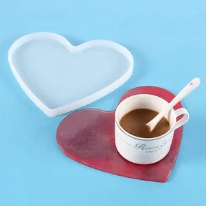 Vista dettagliata dello stampo in silicone a cuore per sottobicchieri fai da te
