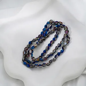 Nahaufnahme von schillernden, unregelmäßig facettierten Glasperlen für handgefertigten Schmuck