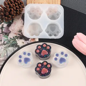 Vista detallada del molde de silicona de 4 cavidades para patas de gato con piezas de resina.