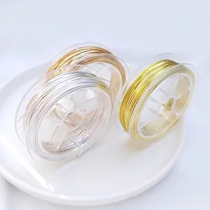 Gros plan de bobines de fil carré demi-dur de 0,75 mm en or et argent pour bijoux