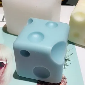 Nahaufnahme einer hellblauen Silikonform in Käsewürfelform für die DIY Kerzenherstellung.