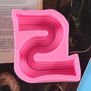 Detail einer rosa S-förmigen Silikonform für die Herstellung von DIY-Kerzen
