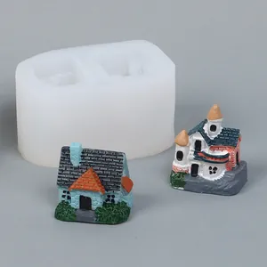 Vista dettagliata dello stampo in silicone con modelli di case in miniatura finiti