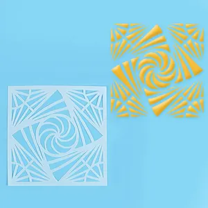 Pochoir géométrique à spirale pour pâtisserie sur un fond bleu clair très épuré