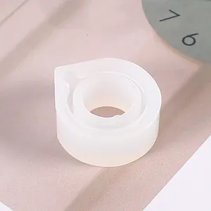 Vue détaillée d'un moule en silicone translucide en forme de goutte pour bagues DIY