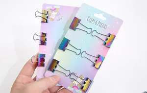 Detailansicht von sechs bunten Regenbogen-Metallklammern auf Einhorn-Trägerkarten