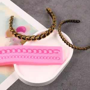 Detaillierte Nahaufnahme der rosa Silikonform mit Seilmustern und Goldverzierung.