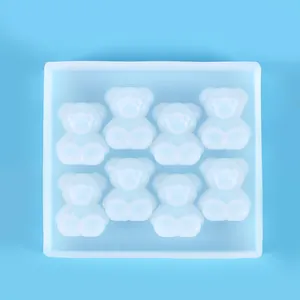 Detailweergave van een siliconen mal met 8 holtes voor mini-beertjes voor harsjuwelen.