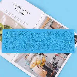 Detailliertes florales Spitzenmuster auf einer blauen rechteckigen Silikonform für Fondant-Torten
