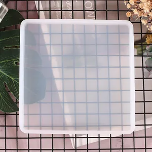 Gros plan d'un moule en silicone carré translucide pour le moulage de sous-verres