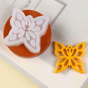 Vue détaillée du moule en silicone papillon avec un papillon en fondant jaune fini
