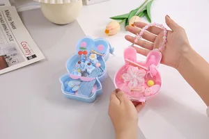 Nahaufnahme von süßen hasenförmigen Geschenkboxen gefüllt mit buntem Haarschmuck