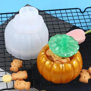 Vista dettagliata dello stampo in silicone a zucca con contenitore in resina arancione
