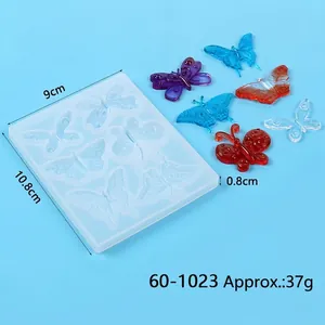 Vista dettagliata dello stampo in silicone a farfalla con pezzi in resina colorati