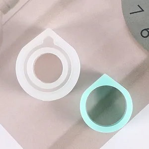 Vue détaillée des moules en silicone en forme de goutte pour bagues en résine