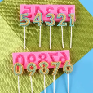 Primer plano de moldes de silicona rosa para piruletas con números decorados