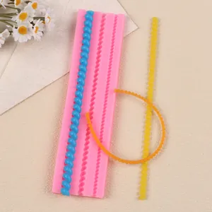 Detailweergave van de siliconen mal voor taartdecoratie met diverse fondantstrips.