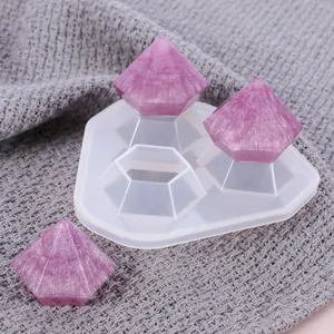Detalle de molde de silicona para resina con forma de diamante y colgantes morados