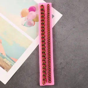 Detailansicht der rosa Silikon-Kettenform mit fertigen Bronze-Fondant-Kettengliedern