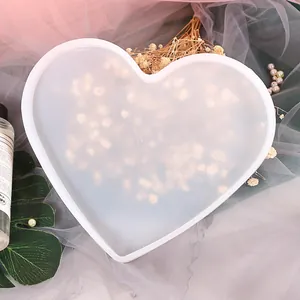 Vista ravvicinata dello stampo in silicone a cuore per sottobicchieri in resina fai da te