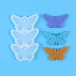 Vista dettagliata dello stampo in silicone a farfalla con ciondoli in resina colorati