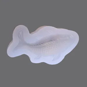 Vue détaillée du motif de carpe koï à l'intérieur de ce moule en silicone blanc