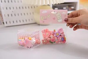 Dettaglio di ciondoli in resina a cartone animato rosa pastello per fai-da-te