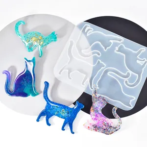 Primo piano di stampo in silicone a forma di gatto con figurine in resina.