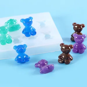 Detailopname van DIY mini-beertjes siliconen mal met kleurrijke harsbedeltjes in set