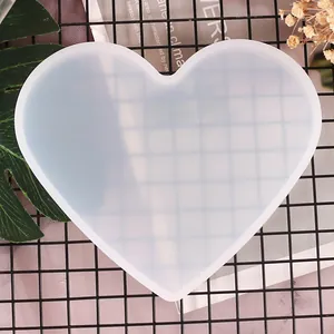 Stampo in silicone trasparente a cuore per sottobicchieri in resina fai-da-te.