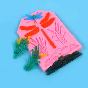 Detailansicht der Silikonform Libelle und Pflanze für die Dekoration von Fondantkuchen