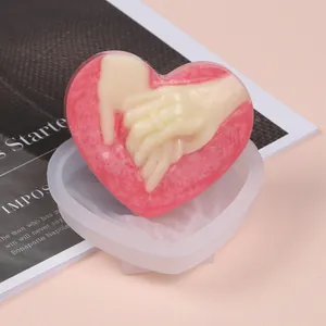 Fertiges herzförmiges Händchenhalten-Produkt auf seiner flexiblen Silikonform.