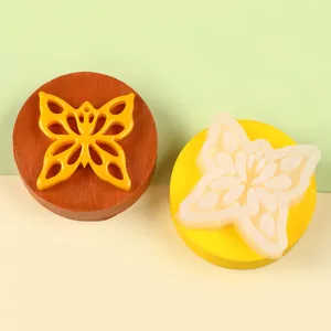 Vue détaillée d'un moule en silicone papillon pour la décoration de gâteaux DIY.