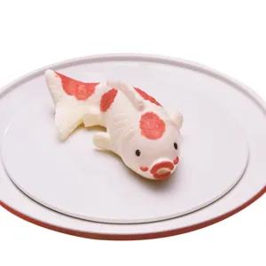 Vue détaillée d'un gâteau fondant en forme de carpe koï rouge et blanche