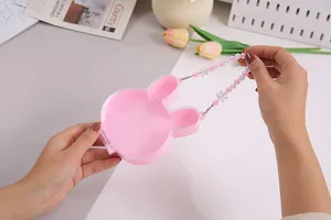 Detailansicht einer süßen rosa Hasen-Geschenkbox mit einem Blumen-Perlengriff