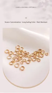 Gros plan sur des anneaux brisés ouverts en or 14 carats pour la création de bijoux DIY