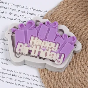 Makrodetail der Happy Birthday Silikonform für DIY-Kuchendekoration und Schokolade