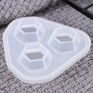 Detalle de un molde de silicona traslúcido para la creación de joyas de resina DIY