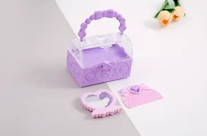Detailansicht der lila Schreibwaren-Box mit Herzspiegel und passendem Kammset